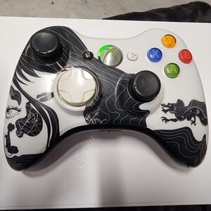 Xbox 360 Wireless Limited Edition Dragon Age Black & White Controller